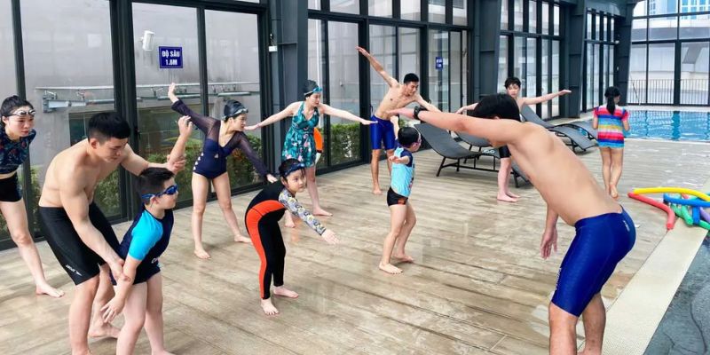 Cách tập bơi cho người mới bắt đầu: khởi động trước khi bơi
