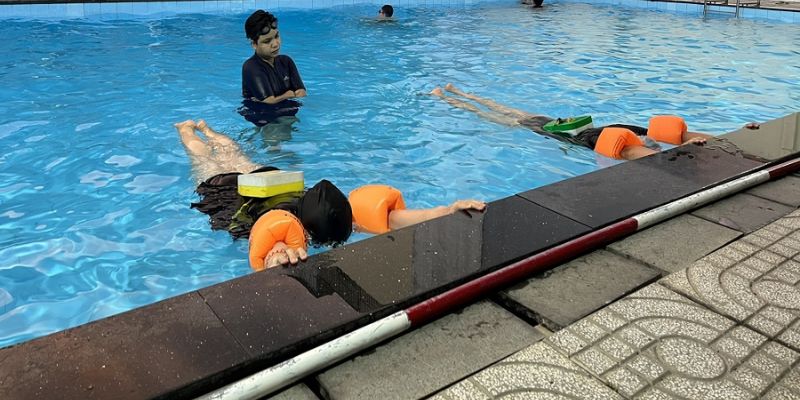 Cách tập bơi cho người mới bắt đầu: tập nín thở dưới nước